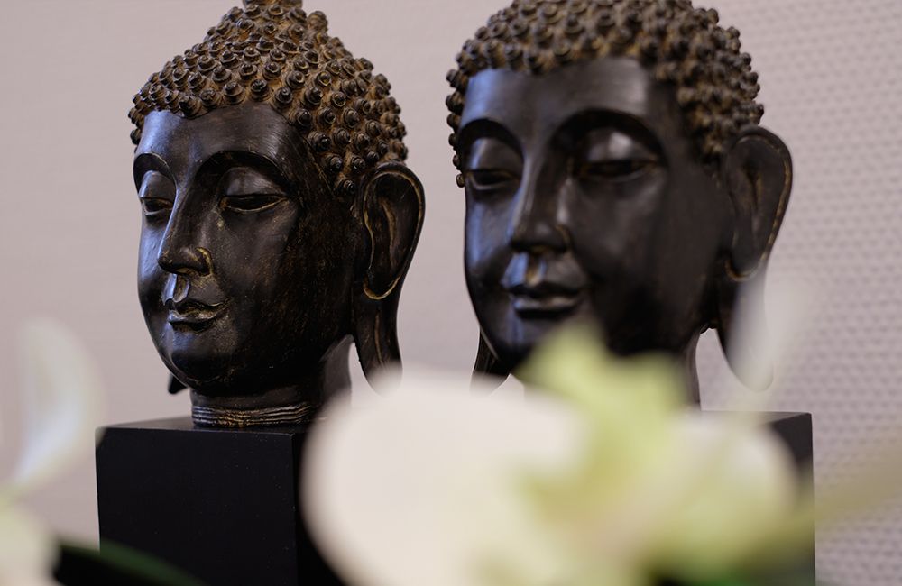 Bild von zwei Buddha-Köpfen